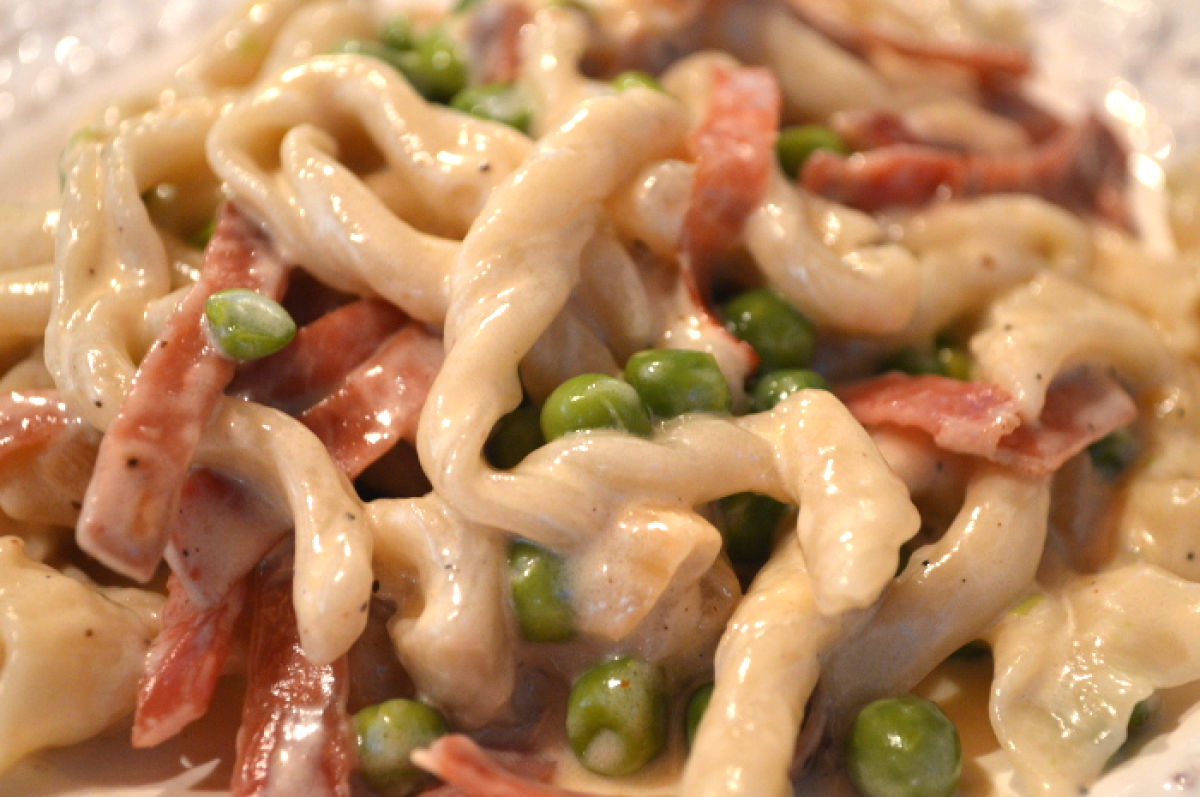 Strozzapreti panna, speck e piselli